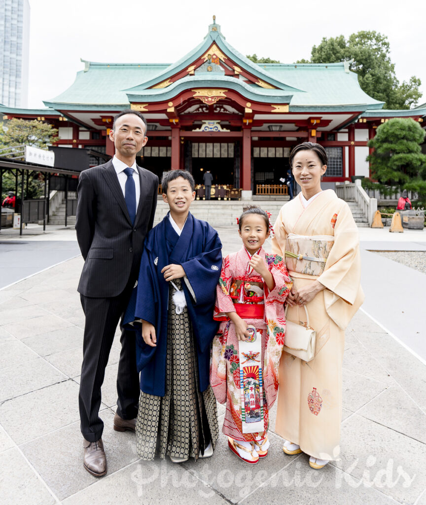 日枝神社本殿前で人が少ないタイミングに撮影した家族写真