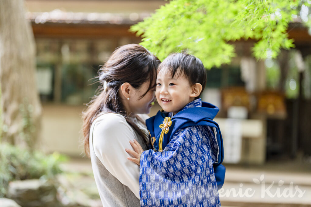 被布姿の3歳男児とママが神社で過ごす穏やかなツーショット写真。