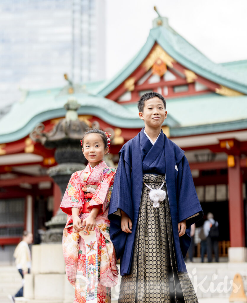 照れた笑顔を見せる兄妹の七五三と1/2成人式記念写真
