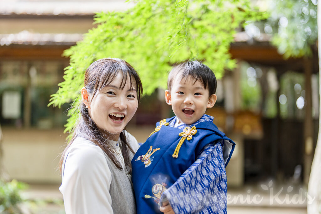 七五三の被布姿でママと優しく寄り添う3歳の男の子の微笑み