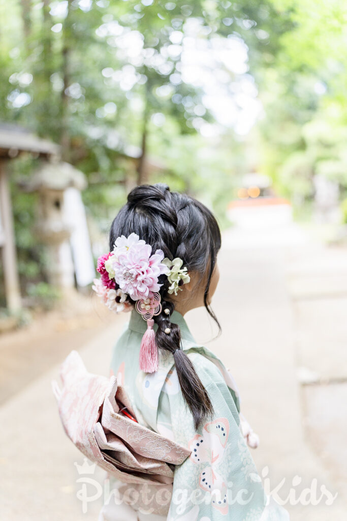 道野辺八幡宮の自然光に包まれた7歳女の子の髪飾り七五三記念写真