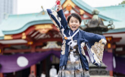 日枝神社でウルトラマンのポーズでジャンプする七五三男の子