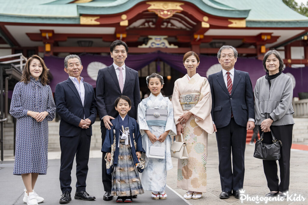 日枝神社でご祈祷前に撮影した家族全員皆様正面を向いて笑顔の集合写真