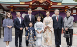 日枝神社でご祈祷前に撮影した家族全員皆様正面を向いて笑顔の集合写真