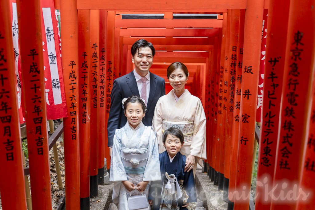 千本鳥居で撮影した七五三の家族全員写真