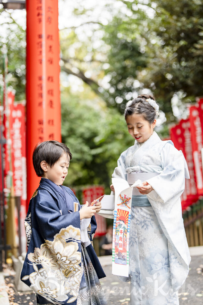 千本鳥居の入口で立ち止まり話す二人の後ろ姿