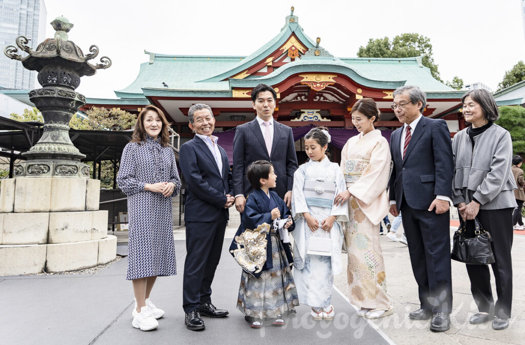 日枝神社本殿前で集まる家族の自然な様子