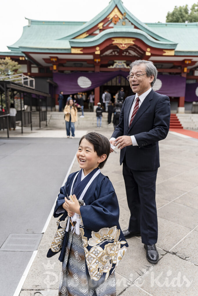 日枝神社の境内でメダルをもらって喜ぶ五歳男の子