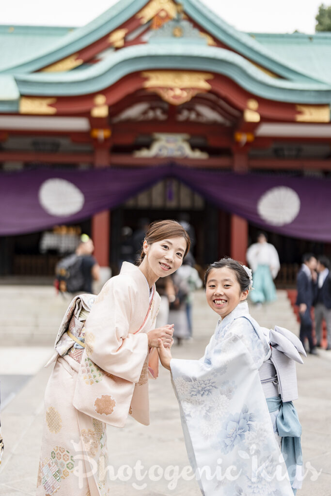 日枝神社本殿前で撮影した母と1/2成人式の娘のツーショット