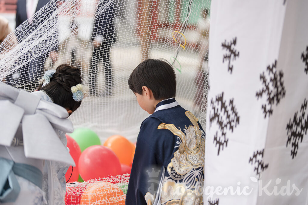 ご祈祷後、境内で風船を手にする子どもの後ろ姿