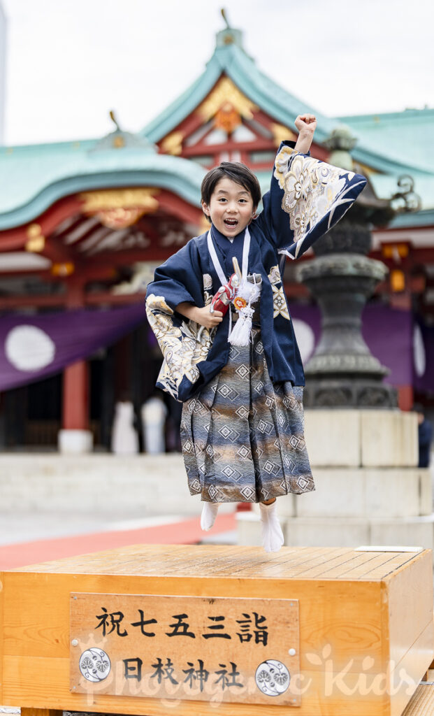 七五三の五歳男の子が笑顔でジャンプする瞬間