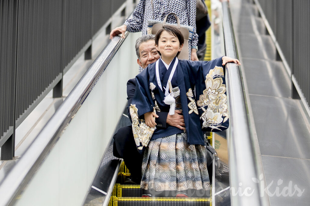 日枝神社のエスカレーターで笑顔の五歳男の子の写真