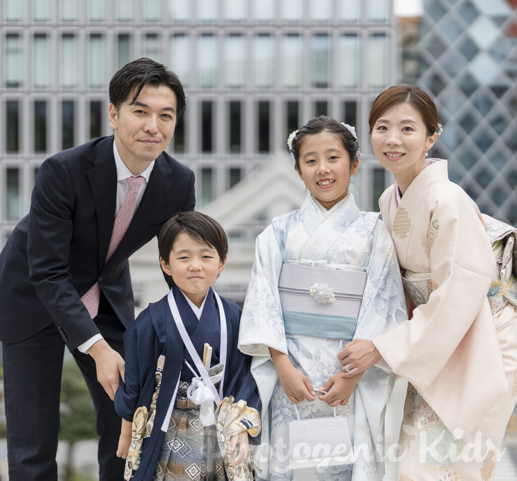 日枝神社で撮影した家族四名のアップ写真