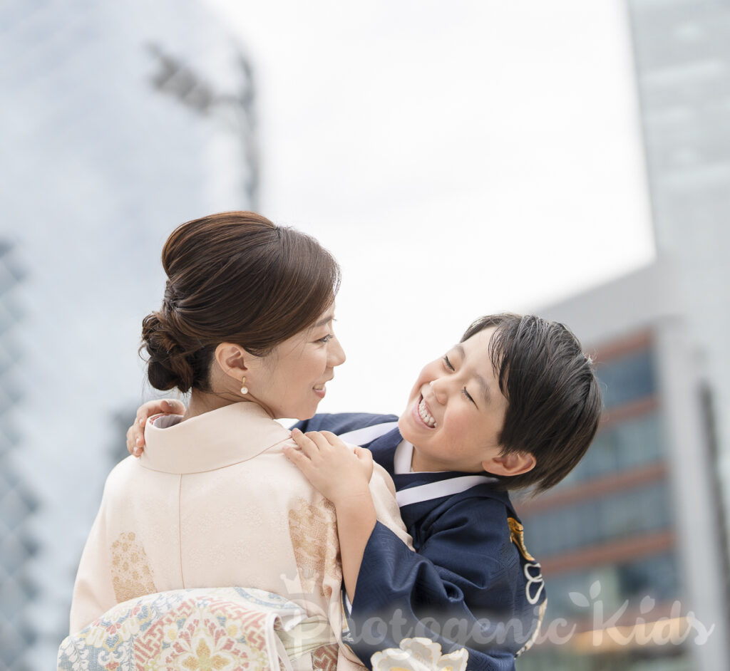 出張撮影で撮った自然な笑顔の親子写真（日枝神社）