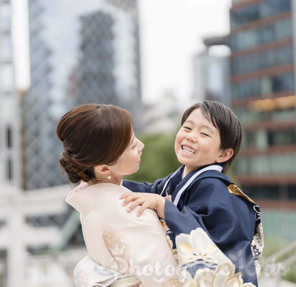 日枝神社で照れた表情のママと男の子の写真