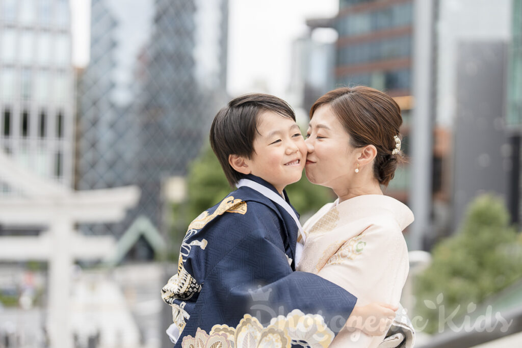 日枝神社でママが男の子のほっぺにチュウする写真