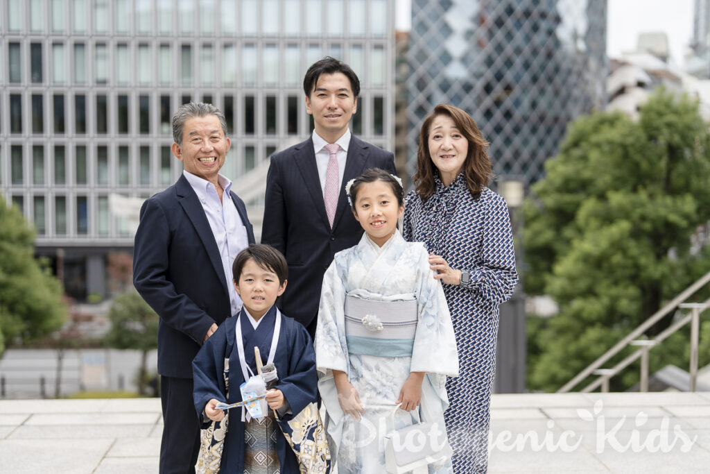 七五三出張撮影で撮影した祖父母と孫の笑顔あふれるショット