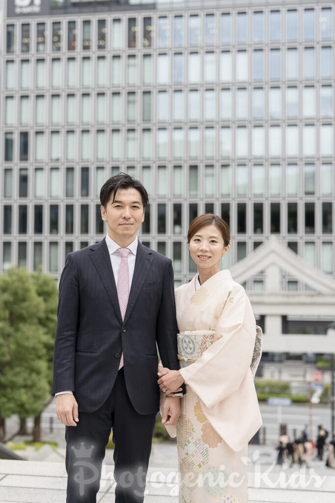 日枝神社での出張撮影で撮影した、リラックスしたパパママのツーショット写真