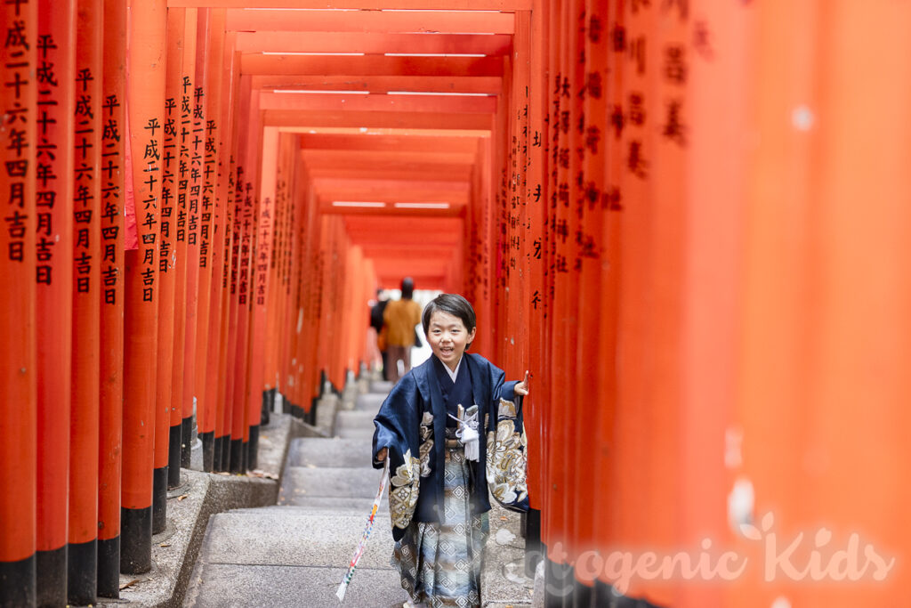 日枝神社 七五三 男の子 笑顔　千本鳥居