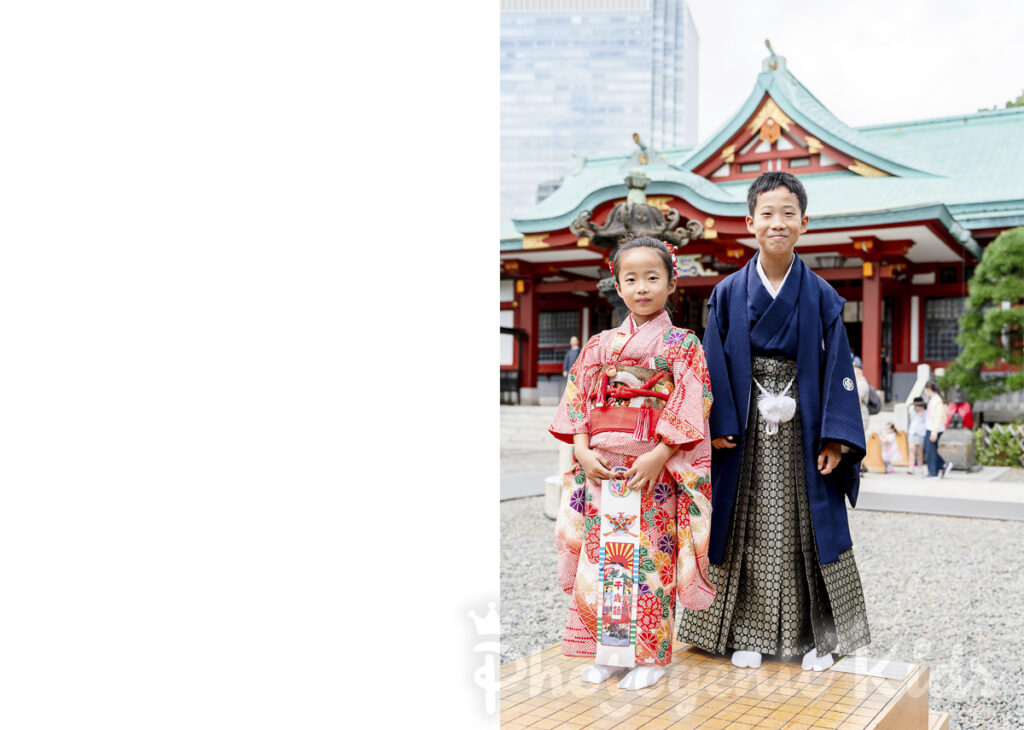 七五三と1/2成人式で日枝神社の碁盤の上に立つ兄妹の自然な笑顔